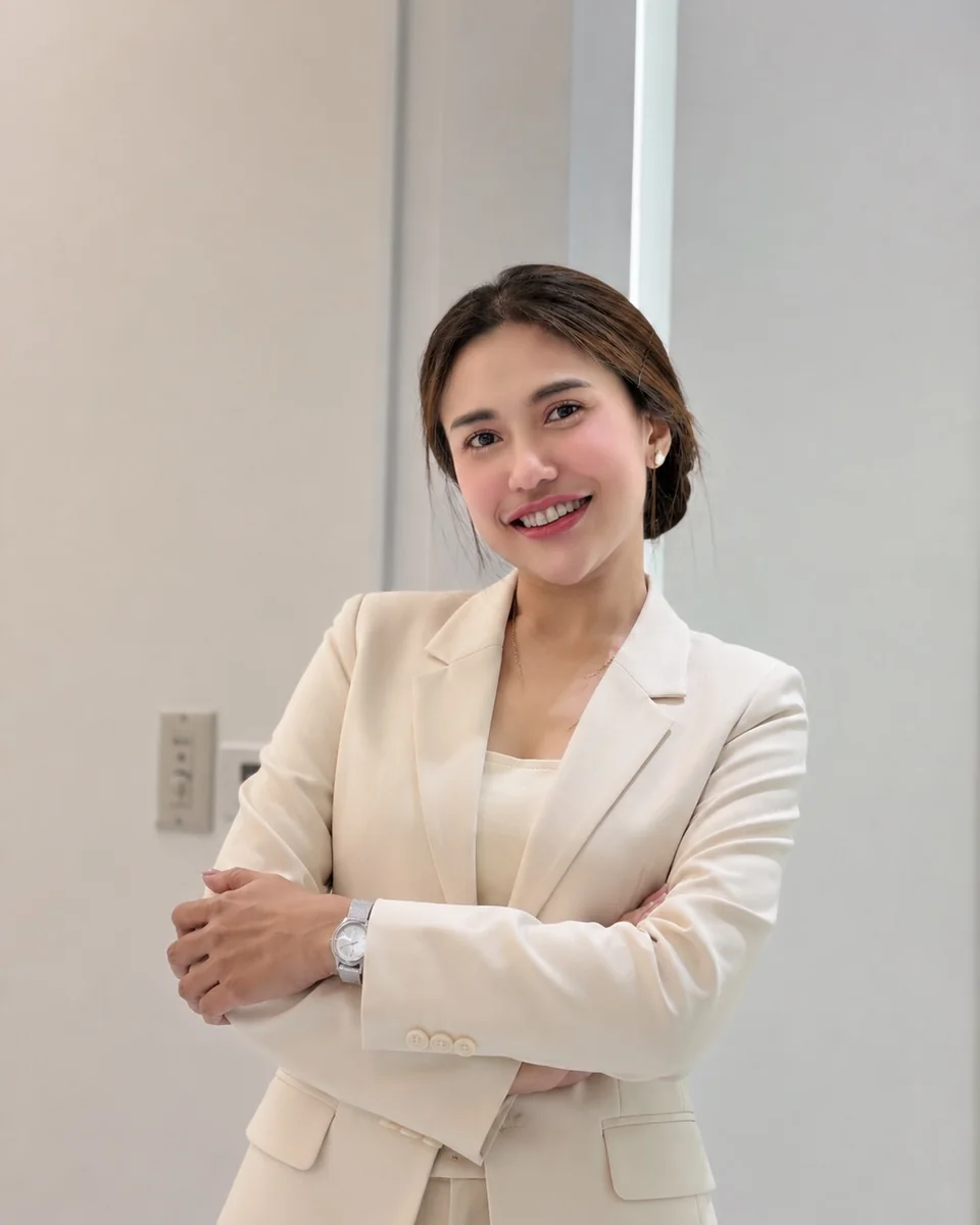 สาว วราภรณ์ ในลุคทำงานแบบมืออาชีพ